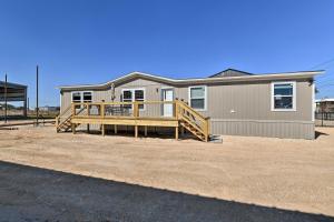 3 Mi to Beach Home with Deck in Port OConnor!