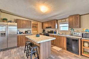 3 Mi to Beach Home with Deck in Port OConnor!