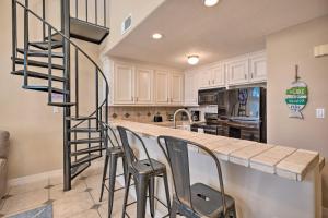 Idyllic Montgomery Condo with Pool and Lake View!