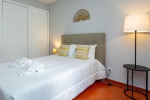 Gorgeous 2BDR Apartment WPatio & Pool by LovelyStay