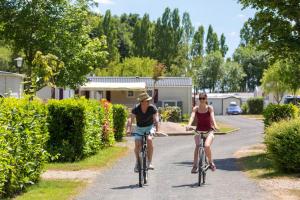 Maisons de vacances Bungalow de 2 chambres avec piscine partagee et jardin amenage a Onzain : photos des chambres