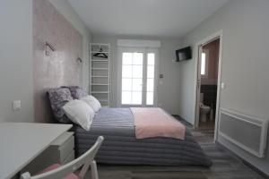 Hotels Le Merle Blanc Louchats : photos des chambres