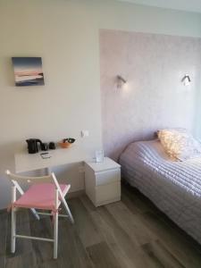 Hotels Le Merle Blanc Louchats : photos des chambres