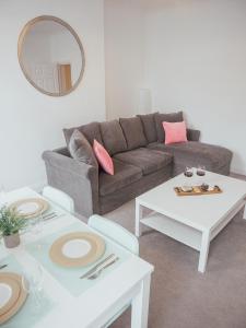 Immaculate luxury apartment 700 mtrs from the beach