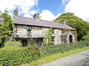 Buck Cottage - Llandyfrydog