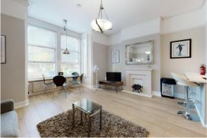 Super 1 Bedroom Flat in Hendon near Middlesex University with private parking