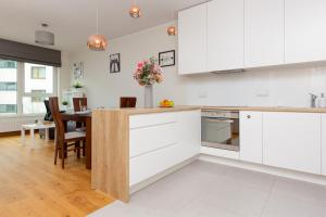 Kolorowy Gocław Apartment by Noclegi Renters