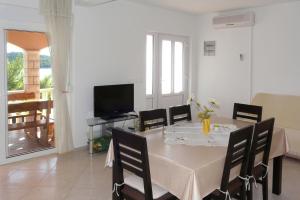 Apartment in Prizba with sea view, balcony, air conditioning, WiFi 5080-1