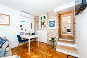 Happy House Bregovita by Irundo