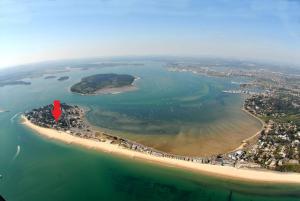 Top Floor Sandbanks Apartment with Free Parking just minutes from the Beach and Bars