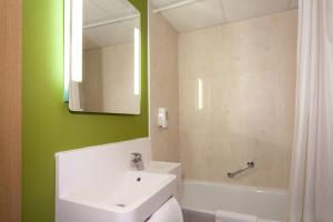 Hotels B&B HOTEL Nimes Ville Active, parking securise gratuit : photos des chambres