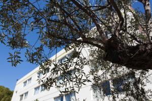 Hotels B&B HOTEL Nimes Ville Active, parking securise gratuit : photos des chambres