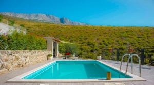 Hill Apartment with Private Pool