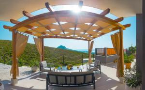 Hill Apartment with Private Pool