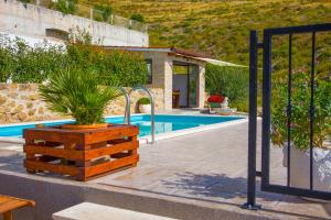 Hill Apartment with Private Pool