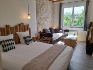 B&B / Chambres d'hotes CHARMES EN VILLE Le Charme Atypique : Chambre Deluxe (2 Adultes + 1 Enfant)