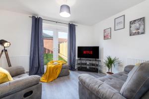 The Holt-Ideal for Contractors- Heartwarming 2 Bedrooms Apartment-Parking