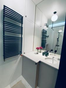 1 syp, Kawa Vertuo, kosmetyki Ada, 3 min Metro Wilenska, by VisitWarsaw Apartments