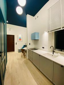 1 syp, Kawa Vertuo, kosmetyki Ada, 3 min Metro Wilenska, by VisitWarsaw Apartments