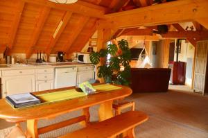 Chalets Chalet de 2 chambres avec vue sur le lac jardin amenage et wifi a La Thuile : photos des chambres