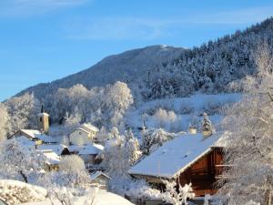 Chalets Chalet de 2 chambres avec vue sur le lac jardin amenage et wifi a La Thuile : photos des chambres