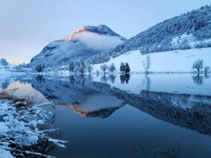 Chalets Chalet de 2 chambres avec vue sur le lac jardin amenage et wifi a La Thuile : photos des chambres