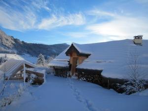 Chalets Chalet de 2 chambres avec vue sur le lac jardin amenage et wifi a La Thuile : photos des chambres