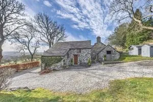 Beautiful 16th Century Ty Cerrig Cottage, set in stunning grounds with great views - 科文