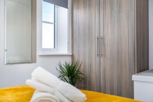 The Holt-Ideal for Contractors- Heartwarming 2 Bedrooms Apartment-Parking