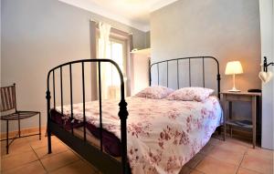 Maisons de vacances 6 Bedroom Beautiful Home In Mejannes Les Als : photos des chambres
