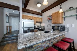 Tamarisk Alpine Condo: Great Location, PoolHot Tub