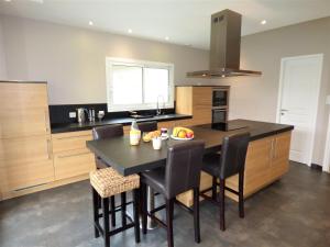 VILLA LES OLIVIERS, piscine chauffée XXL, jardin de 2500m2, ping pong, proche plage et lac