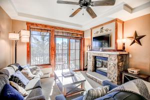 Crystal Peak Mountaineer Condo: Ski-In, Ski-Out Luxury