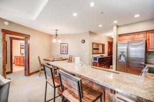 Crystal Peak Mountaineer Condo: Ski-In, Ski-Out Luxury