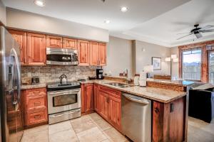 Crystal Peak Mountaineer Condo: Ski-In, Ski-Out Luxury