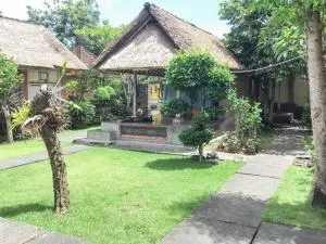 DATON HOUSE near Bali Zoo Ubud Mitra RedDoorz - Darmasaba