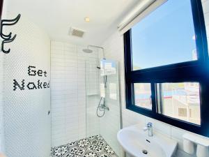 Phòng 2 Giường Đơn Nhìn ra Núi (Double Room with Mountain View and Balcony)