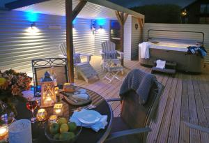 SandPipers Luxury hot tub lodge with 2 ensuites a private Sauna & BBQ terrace - 4-star hotels in Saint Columb Major