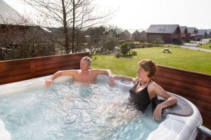 Skylark sleeps 8 private Hot Tub & Dogs welcome Nr Padstow, Resort Pool Bar & Watersports