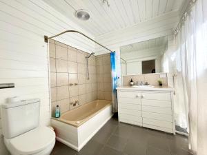 Capelink Beach House-Atop Prestigious Olivers Hill