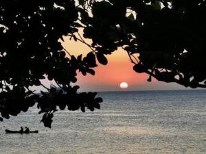 Suíte Pé na Areia- Espaço Independente na Praia do Curral com localização privilegiada - simplicidade e comodidade com o pôr do sol mais lindo de Ilhabela - melhor custo benefício para até 4 pessoas , na Av José Pacheco do Nascimento nº 768