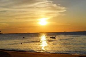 Suíte Pé na Areia- Espaço Independente na Praia do Curral com localização privilegiada - simplicidade e comodidade com o pôr do sol mais lindo de Ilhabela - melhor custo benefício para até 4 pessoas , na Av José Pacheco do Nascimento nº 768