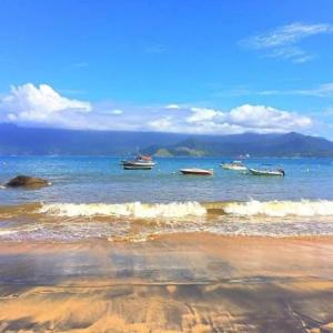 Suíte Pé na Areia- Espaço Independente na Praia do Curral com localização privilegiada - simplicidade e comodidade com o pôr do sol mais lindo de Ilhabela - melhor custo benefício para até 4 pessoas , na Av José Pacheco do Nascimento nº 768