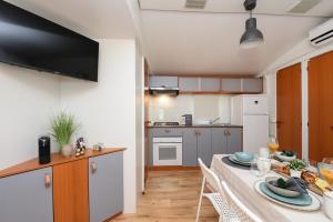 MIA mobile home with jacuzzi