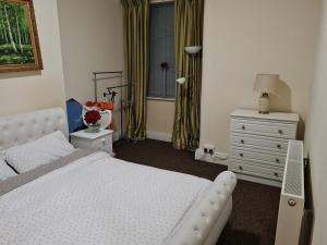 Cheerful 4-bedroom holiday home close to the Sea