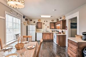 Cozy Galveston Apartment - Walk to Beach and Dining