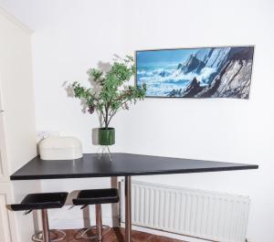 Bright 3bed sleeps 9 with secret garden 5min walk to town