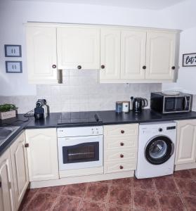 Bright 3bed sleeps 9 with secret garden 5min walk to town