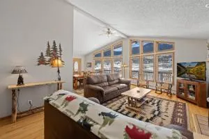 Lily Mountain Lodge - Amazing Mountains Views, Private Hot Tub, Great Location - Raymond