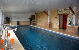 Campings Stunning caravan in Gommenec h with Indoor swimming pool, 1 Bedrooms and Swimming pool : photos des chambres